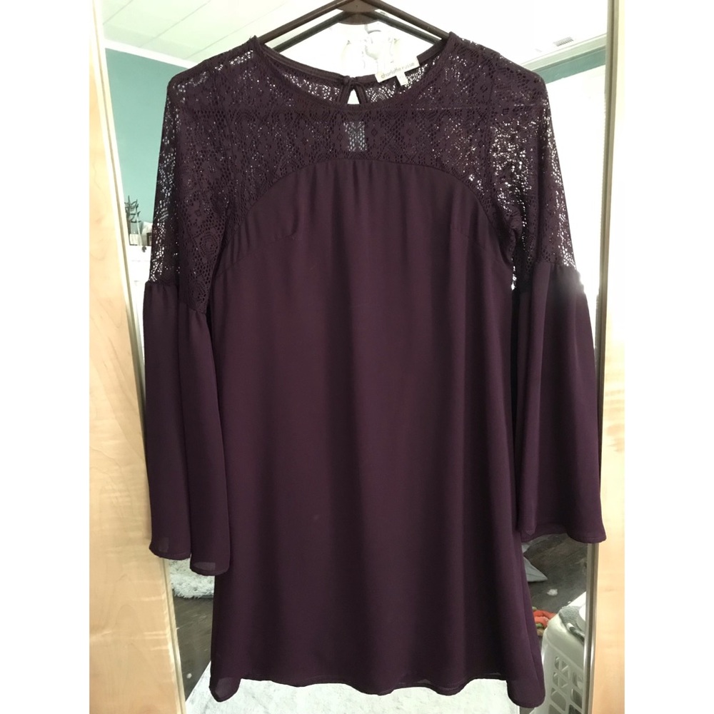 Bell sleeve lace shift dress